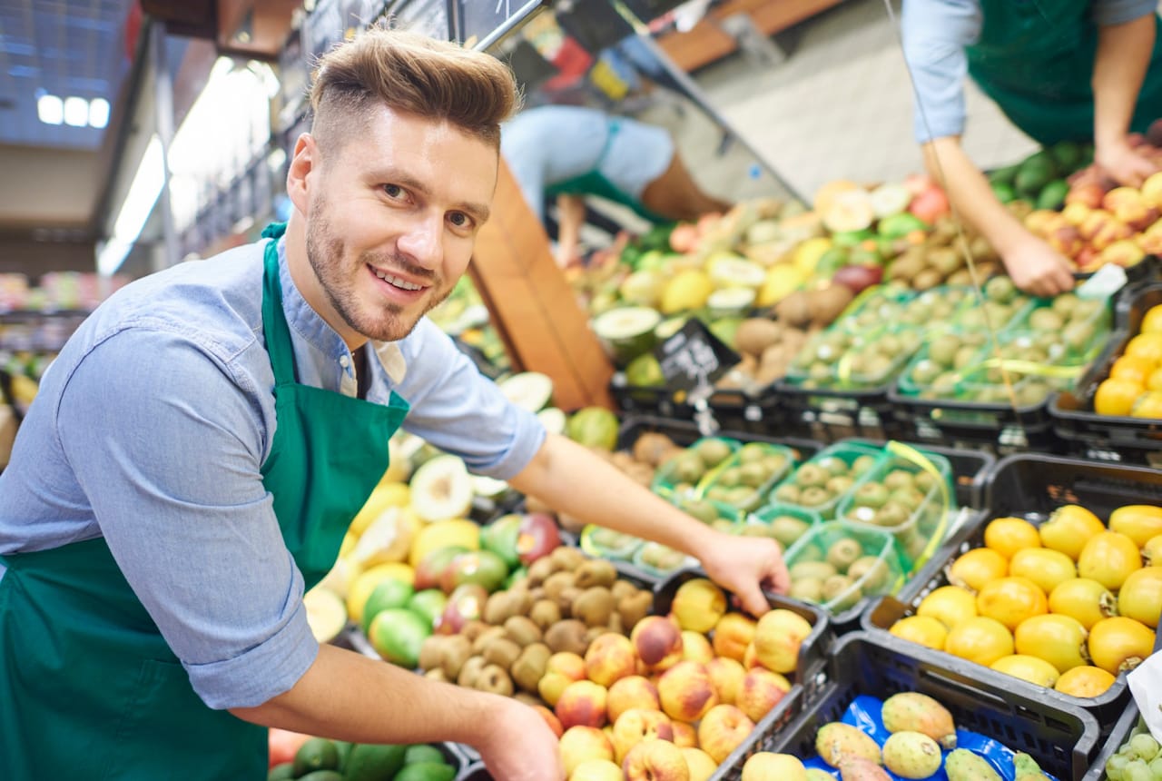 Supermarkt-Mitarbeiter bei der Arbeit